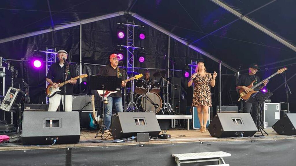 Zangeres Maaike de Vries neemt na meer dan 18 jaar afscheid van The Rocking Robins in Heemskerk