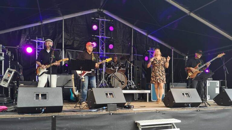 Zangeres Maaike de Vries neemt na meer dan 18 jaar afscheid van The Rocking Robins